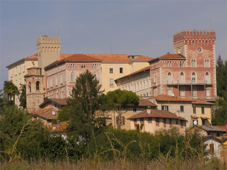 Castello dei Padri Comboniani, vista esterna nel Parco Pineta di Appiano Gentile e Tradate nei percorsi del Parco di Pineta Bike in Ebike